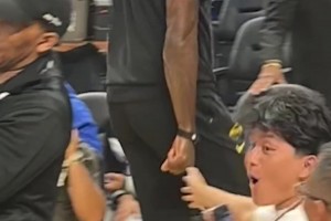 这就是顶流🔥老詹和球迷击掌后，球迷疯狂到吼叫🤩